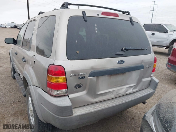 2001 Ford Escape XLT with VIN 1FMYU03141KB51890, listed as a IAAI auction lot 41621695 with 161,930 mi miles. Bid and sale history available at carsss.com. Image 3.