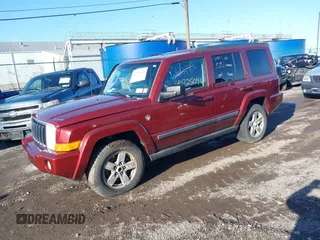 2008 Jeep Commander Sport z VIN 1J8HG48K08C180238, wystawiony jako IAAI lot #40725046 z przebiegiem 165 018 mil mil oraz . Historia ofert i sprzedaży dostępna na DreamBid. Obrazek 2.