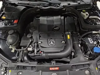 2014 Mercedes-Benz C 250 Sport z VIN WDDGF4HB6ER318241, wystawiony jako Copart lot #84606485 z przebiegiem 151 783 mil mil oraz Czysty tytuł • Clean title. Historia ofert i sprzedaży dostępna na DreamBid. Obrazek 14.