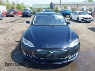 2013 Tesla Model S z VIN 5YJSA1CN5DFP20579, wystawiony jako IAAI lot #41983339 z przebiegiem 80 118 mil mil oraz . Historia ofert i sprzedaży dostępna na DreamBid. Obrazek 13.