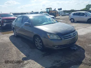 2007 Toyota Avalon XL z VIN 4T1BK36B87U209014, wystawiony jako IAAI lot #42524507 z przebiegiem 198 270 mil mil oraz . Historia ofert i sprzedaży dostępna na DreamBid. Obrazek 1.