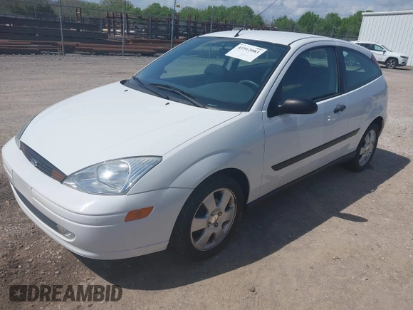 2001 Ford Focus ZX3 z VIN 3FAFP31381R210045, wystawiony jako IAAI lot #41912083 z przebiegiem 52 931 mil mil oraz . Historia ofert i sprzedaży dostępna na DreamBid. Obrazek 2.