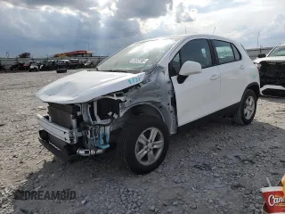 2021 Chevrolet Trax LS z VIN KL7CJKSM4MB364791, wystawiony jako Copart lot #51972785 z przebiegiem 76 665 mil mil oraz Szkoda całkowita • Salvage title. Historia ofert i sprzedaży dostępna na DreamBid. Obrazek 1.
