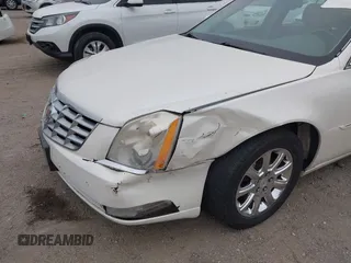 2008 Cadillac DTS 1SA z VIN 1G6KD57Y28U167974, wystawiony jako IAAI lot #40034885 z przebiegiem 116 010 mil mil oraz . Historia ofert i sprzedaży dostępna na DreamBid. Obrazek 6.