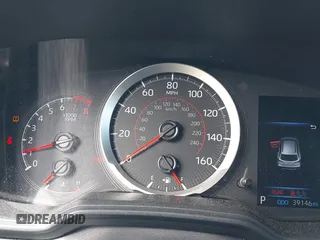 2022 Toyota Corolla Cross LE z VIN 7MUCAAAG8NV037030, wystawiony jako IAAI lot #42014483 z przebiegiem 39 146 mil mil oraz . Historia ofert i sprzedaży dostępna na DreamBid. Obrazek 7.