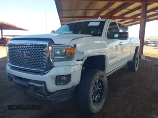 2016 GMC Sierra 2500HD Denali z VIN 1GT12UE85GF157972, wystawiony jako IAAI lot #40659216 z przebiegiem 130 351 mil mil oraz . Historia ofert i sprzedaży dostępna na DreamBid. Obrazek 17.