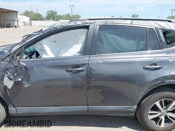2018 Toyota RAV4 XLE z VIN 2T3WFREV8JW499399, wystawiony jako IAAI lot #42038421 z przebiegiem 77 411 mil mil oraz . Historia ofert i sprzedaży dostępna na DreamBid. Obrazek 13.