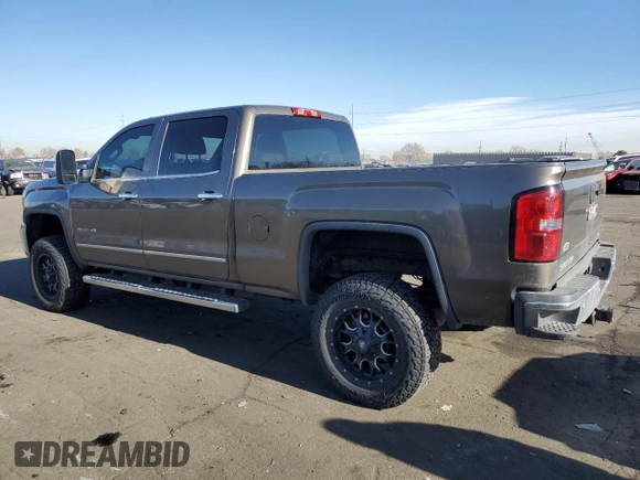 2015 GMC Sierra 3500HD SLT z VIN 1GT423E88FF189157, wystawiony jako Copart lot #84967694 z przebiegiem 137 147 mil mil oraz Czysty tytuł • Clean title. Historia ofert i sprzedaży dostępna na DreamBid. Obrazek 2.