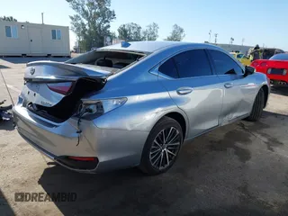 2024 Lexus ES 300h z VIN 58ADA1C17RU053992, wystawiony jako IAAI lot #42266946 z przebiegiem 10 146 mil mil oraz . Historia ofert i sprzedaży dostępna na DreamBid. Obrazek 4.