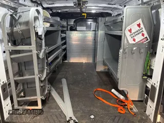 2020 Ford Transit Cargo z VIN 1FTBR2YG5LKA32432, wystawiony jako IAAI lot #42493895 z przebiegiem 134 672 mil mil oraz . Historia ofert i sprzedaży dostępna na DreamBid. Obrazek 1.