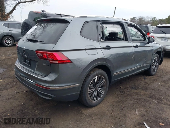 2024 Volkswagen Tiguan Wolfsburg Edition z VIN 3VV5B7AX4RM230768, wystawiony jako IAAI lot #41633709 z przebiegiem 107 mil mil oraz . Historia ofert i sprzedaży dostępna na DreamBid. Obrazek 4.
