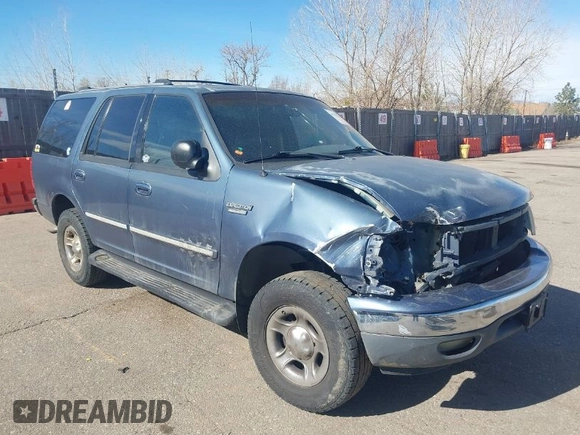 1999 Ford Expedition XLT z VIN 1FMPU18L2XLB43236, wystawiony jako IAAI lot #41792317 z przebiegiem 157 636 mil mil oraz . Historia ofert i sprzedaży dostępna na DreamBid. Obrazek 1.