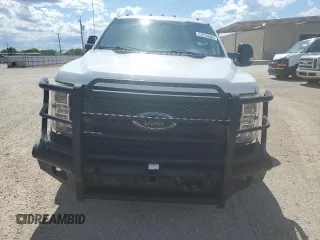 2018 Ford F-250 XL z VIN 1FT7W2BTXJEC94835, wystawiony jako Copart lot #56362375 z przebiegiem 141 628 mil mil oraz Czysty tytuł • Clean title. Historia ofert i sprzedaży dostępna na DreamBid. Obrazek 5.
