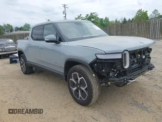 2023 Rivian R1T Adventure z VIN 7FCTGBAA6PN028520, wystawiony jako IAAI lot #42117498 z przebiegiem 24 583 mil mil oraz . Historia ofert i sprzedaży dostępna na DreamBid. Obrazek 1.