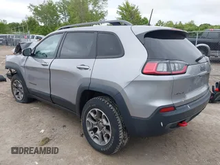 2020 Jeep Cherokee Trailhawk z VIN 1C4PJMBX0LD588251, wystawiony jako IAAI lot #42310054 z przebiegiem 47 780 mil mil oraz . Historia ofert i sprzedaży dostępna na DreamBid. Obrazek 3.