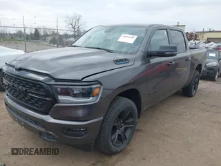 2023 Ram 1500 Big Horn z VIN 1C6RRFFG8PN583409, wystawiony jako IAAI lot #42054165 z przebiegiem 14 621 mil mil oraz . Historia ofert i sprzedaży dostępna na DreamBid. Obrazek 1.