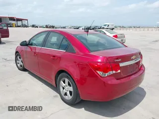 2014 Chevrolet Cruze 1LT z VIN 1G1PC5SB5E7400628, wystawiony jako IAAI lot #42071723 z przebiegiem 97 997 mil mil oraz . Historia ofert i sprzedaży dostępna na DreamBid. Obrazek 3.