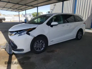 2021 Toyota Sienna LE z VIN 5TDKRKEC2MS022744, wystawiony jako Copart lot #57274815 z przebiegiem 258 183 mil mil oraz Szkoda całkowita • Salvage title. Historia ofert i sprzedaży dostępna na DreamBid. Obrazek 1.