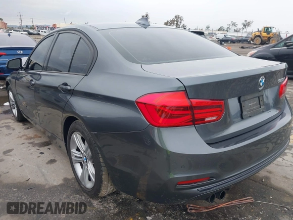 2016 BMW 3 Series 328i z VIN WBA8E9G53GNT85817, wystawiony jako IAAI lot #41765637 z przebiegiem 130 719 mil mil oraz . Historia ofert i sprzedaży dostępna na DreamBid. Obrazek 3.
