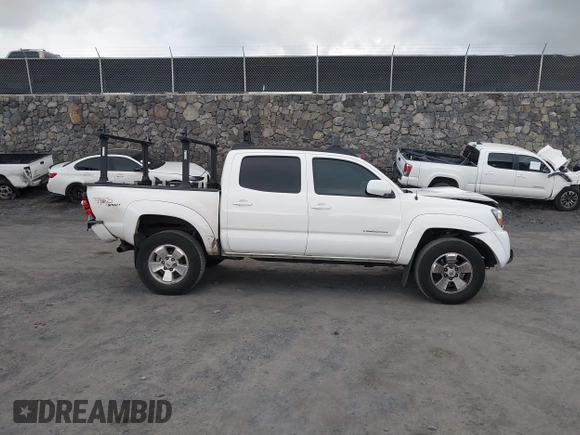 2010 Toyota Tacoma PreRunner z VIN 3TMJU4GN8AM103120, wystawiony jako IAAI lot #42226797 z przebiegiem 237 153 mil mil oraz . Historia ofert i sprzedaży dostępna na DreamBid. Obrazek 14.