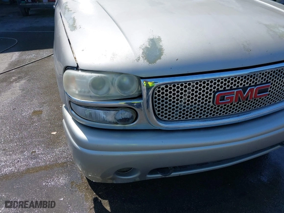 2004 GMC Yukon XL Denali with VIN 1GKFK66U24J283006, listed as a IAAI auction lot 42003275 with 348,268 mi miles. Bid and sale history available at carsss.com. Image 6.