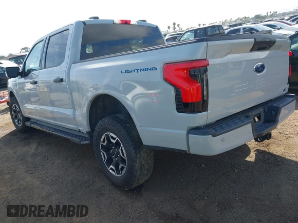 2023 Ford F-150 Lightning Pro z VIN 1FTVW1EL6PWG01336, wystawiony jako IAAI lot #41692903 z przebiegiem 39 085 mil mil oraz . Historia ofert i sprzedaży dostępna na DreamBid. Obrazek 3.