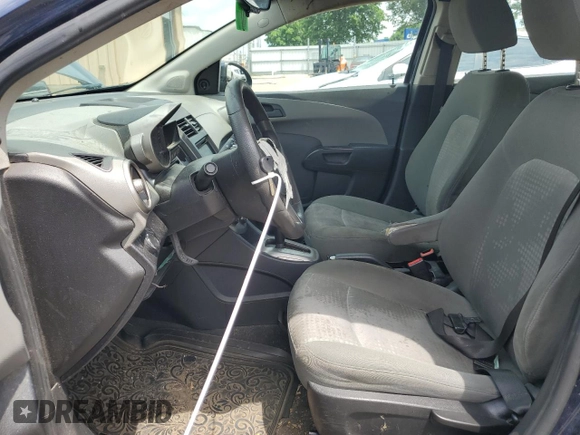 2016 Chevrolet Sonic LS z VIN 1G1JA5SH0G4164037, wystawiony jako Copart lot #60185515 z przebiegiem 211 229 mil mil oraz Czysty tytuł • Clean title. Historia ofert i sprzedaży dostępna na DreamBid. Obrazek 7.