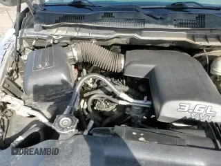 2018 Ram 1500 Big Horn z VIN 1C6RR6LG1JS207941, wystawiony jako Copart lot #45921875 z przebiegiem 110 988 mil mil oraz Szkoda całkowita • Salvage title. Historia ofert i sprzedaży dostępna na DreamBid. Obrazek 13.