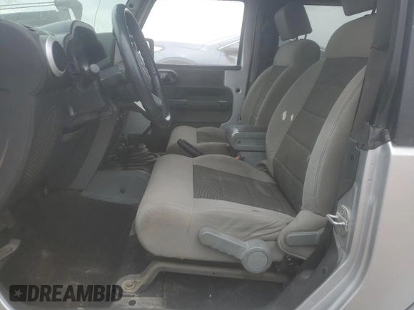 2010 Jeep Wrangler Sahara z VIN 1J4GA5D18AL182858, wystawiony jako Copart lot #57601695 z przebiegiem Nie podano mil oraz Czysty tytuł • Clean title. Historia ofert i sprzedaży dostępna na DreamBid. Obrazek 7.