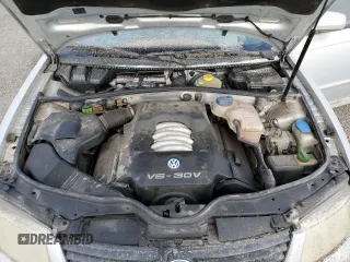 2000 Volkswagen Passat z VIN WVWRH23B6YE274455, wystawiony jako Copart lot #81634704 z przebiegiem 154 076 mil mil oraz Czysty tytuł • Clean title. Historia ofert i sprzedaży dostępna na DreamBid. Obrazek 12.
