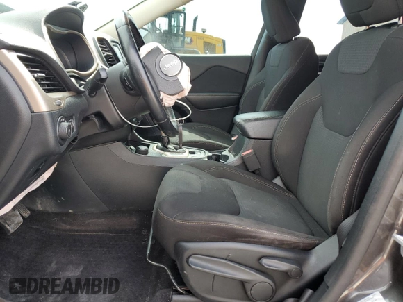 2016 Jeep Cherokee Latitude z VIN 1C4PJMCB0GW311046, wystawiony jako Copart lot #54308945 z przebiegiem 137 919 mil mil oraz Szkoda całkowita • Salvage title. Historia ofert i sprzedaży dostępna na DreamBid. Obrazek 7.
