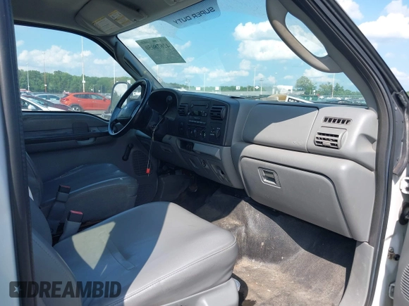 2006 Ford F-250 XL z VIN 1FTSX21526EC48594, wystawiony jako IAAI lot #42678050 z przebiegiem 45 547 mil mil oraz . Historia ofert i sprzedaży dostępna na DreamBid. Obrazek 5.
