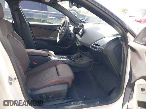 2025 BMW 2 Series 228 xDrive z VIN WBA23GG06S7S55337, wystawiony jako IAAI lot #42537114 z przebiegiem 5 917 mil mil oraz . Historia ofert i sprzedaży dostępna na DreamBid. Obrazek 5.