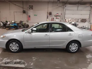 2005 Toyota Camry STD z VIN 4T1BE32K65U400652, wystawiony jako IAAI lot #41986431 z przebiegiem 218 412 mil mil oraz . Historia ofert i sprzedaży dostępna na DreamBid. Obrazek 14.