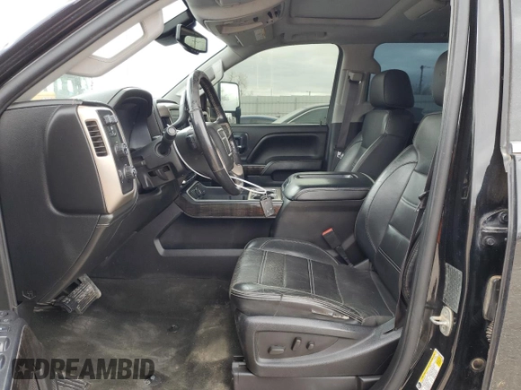 2015 GMC Sierra 3500HD Denali z VIN 1GT424E80FF506967, wystawiony jako Copart lot #49715055 z przebiegiem 191 033 mil mil oraz Czysty tytuł • Clean title. Historia ofert i sprzedaży dostępna na DreamBid. Obrazek 7.