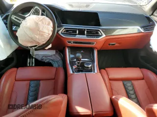 2022 BMW X5 M z VIN 5YMJU0C00N9M65330, wystawiony jako Copart lot #68525852 z przebiegiem Nie podano mil oraz . Historia ofert i sprzedaży dostępna na DreamBid. Obrazek 8.