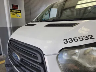 2016 Ford Transit Cargo z VIN 1FTYE1YM1GKB48951, wystawiony jako IAAI lot #42469882 z przebiegiem 230 038 mil mil oraz . Historia ofert i sprzedaży dostępna na DreamBid. Obrazek 1.