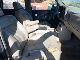 2002 Chevrolet Tahoe LT with VIN 1GNEC13T92R190931, listed as a IAAI auction lot 40059646 with 1 mi miles. Bid and sale history available at carsss.com. Image 5.