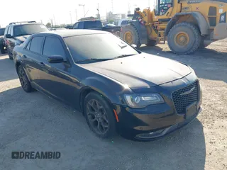 2016 Chrysler 300 S z VIN 2C3CCAGG3GH296381, wystawiony jako IAAI lot #42009513 z przebiegiem 107 215 mil mil oraz . Historia ofert i sprzedaży dostępna na DreamBid. Obrazek 1.