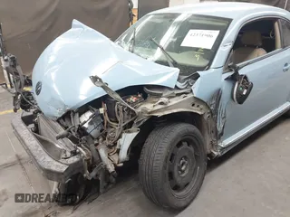 2014 Volkswagen Beetle 1.8T z VIN 3VWJ17AT8EM662235, wystawiony jako IAAI lot #42371906 z przebiegiem 118 173 mil mil oraz . Historia ofert i sprzedaży dostępna na DreamBid. Obrazek 6.