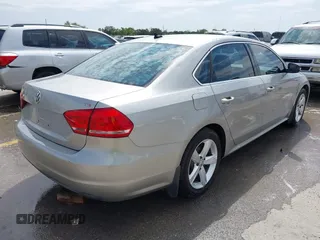 2014 Volkswagen Passat S z VIN 1VWAT7A33EC038497, wystawiony jako IAAI lot #41922616 z przebiegiem 110 509 mil mil oraz . Historia ofert i sprzedaży dostępna na DreamBid. Obrazek 4.