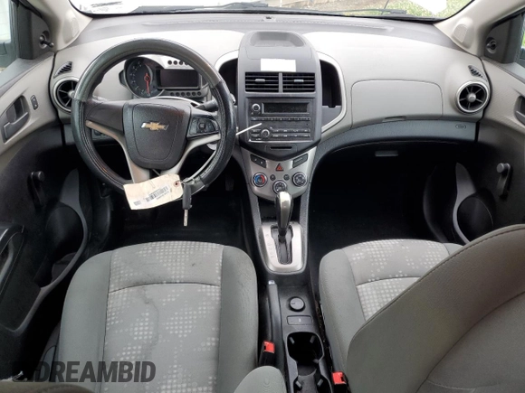 2016 Chevrolet Sonic LS z VIN 1G1JA6SH7G4175526, wystawiony jako Copart lot #55615685 z przebiegiem 178 691 mil mil oraz Czysty tytuł • Clean title. Historia ofert i sprzedaży dostępna na DreamBid. Obrazek 8.