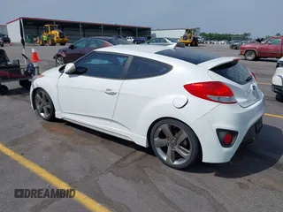 2013 Hyundai Veloster Turbo z VIN KMHTC6AE6DU112233, wystawiony jako IAAI lot #42295962 z przebiegiem 151 091 mil mil oraz . Historia ofert i sprzedaży dostępna na DreamBid. Obrazek 3.