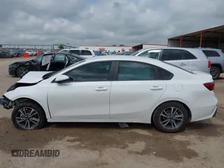 2023 Kia Forte LXS z VIN 3KPF24AD7PE686469, wystawiony jako IAAI lot #42112744 z przebiegiem 103 937 mil mil oraz . Historia ofert i sprzedaży dostępna na DreamBid. Obrazek 14.