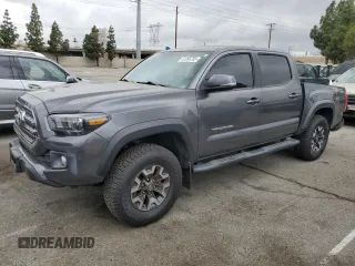2017 Toyota Tacoma SR5 z VIN 3TMAZ5CNXHM048452, wystawiony jako Copart lot #52996785 z przebiegiem 71 588 mil mil oraz Szkoda całkowita • Salvage title. Historia ofert i sprzedaży dostępna na DreamBid. Obrazek 1.