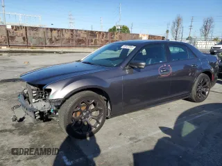 2020 Chrysler 300 S z VIN 2C3CCABG3LH158907, wystawiony jako Copart lot #49107695 z przebiegiem 70 204 mil mil oraz Szkody całkowita. Historia ofert i sprzedaży dostępna na DreamBid. Obrazek 1.
