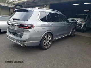 2025 BMW X7 xDrive40i z VIN 5UX23EM04S9W26820, wystawiony jako Copart lot #59388515 z przebiegiem 20 124 mil mil oraz Czysty tytuł • Clean title. Historia ofert i sprzedaży dostępna na DreamBid. Obrazek 3.