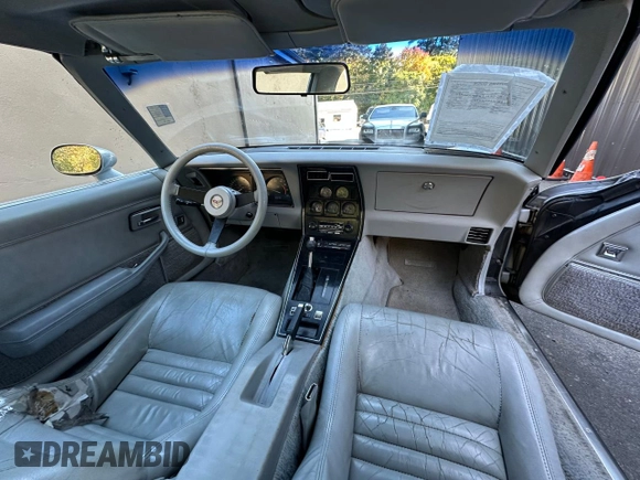 1982 Chevrolet Corvette z VIN 1G1AY8789C5101514, wystawiony jako Copart lot #87106344 z przebiegiem 3 012 mil mil oraz Czysty tytuł • Clean title. Historia ofert i sprzedaży dostępna na DreamBid. Obrazek 9.