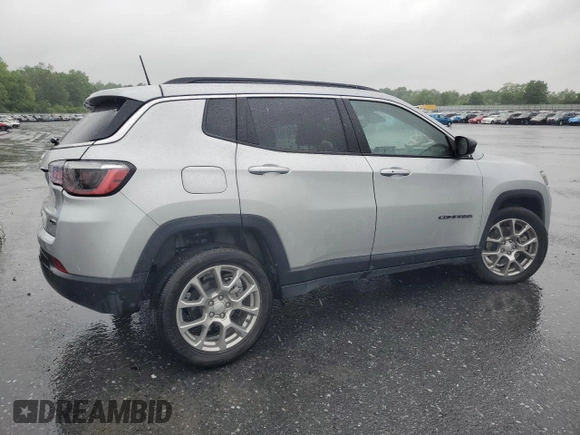 2024 Jeep Compass Latitude Lux z VIN 3C4NJDFN4RT134099, wystawiony jako Copart lot #58906095 z przebiegiem 4 257 mil mil oraz Szkoda całkowita • Salvage title. Historia ofert i sprzedaży dostępna na DreamBid. Obrazek 3.