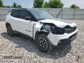 2025 Jeep Compass Trailhawk with VIN 3C4NJDDN6ST543276, listed as a Copart auction lot 62409755 with 4,116 mi miles and Clean title. Bid and sale history available at DreamBid. Image 4.
